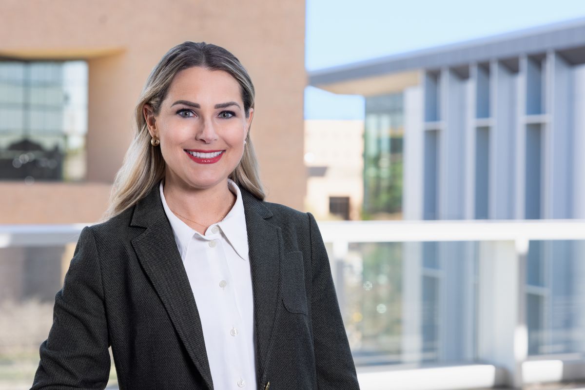 Dr. Erin Carlson poses for photos outside of the Smart Hospital at The University of Texas at Arlington." _languageinserted="true" src="https://cdn.prod.web.uta.edu/-/media/project/website/news/releases/2025/03/erin-carlson-(1).jpg?la=en" _languageinserted="true