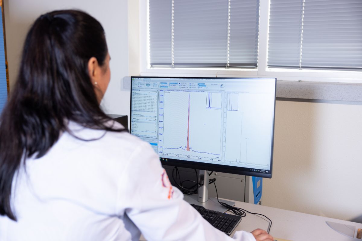 Maria Olds’ study on blood alcohol tests highlights the impact of UTA’s chemistry programs" style=" height:800px; width:1200px" _languageinserted="true" src="https://cdn.prod.web.uta.edu/-/media/project/website/news/releases/2025/08/chemistry-3.jpg