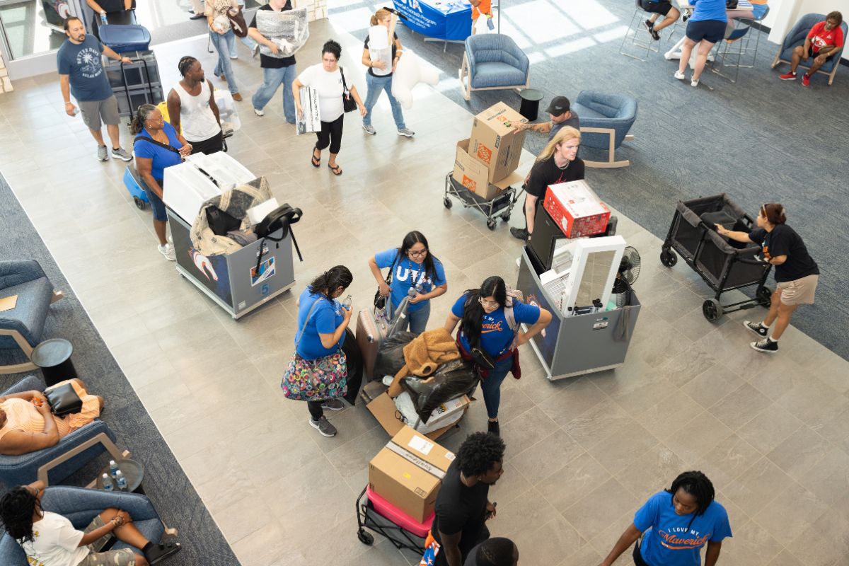 UTA Mavericks moving into residence halls on Thursday, August 14" style=" height:800px; width:1200px" _languageinserted="true" src="https://cdn.prod.web.uta.edu/-/media/project/website/news/releases/2025/08/move-in-day-4.jpg