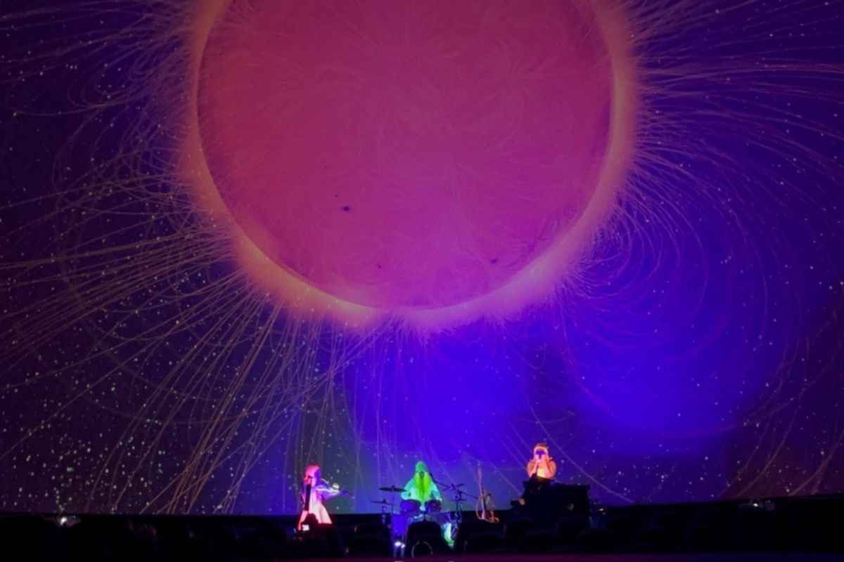 The Helium Queens perform at UTA Planetarium. (UTA Photo)