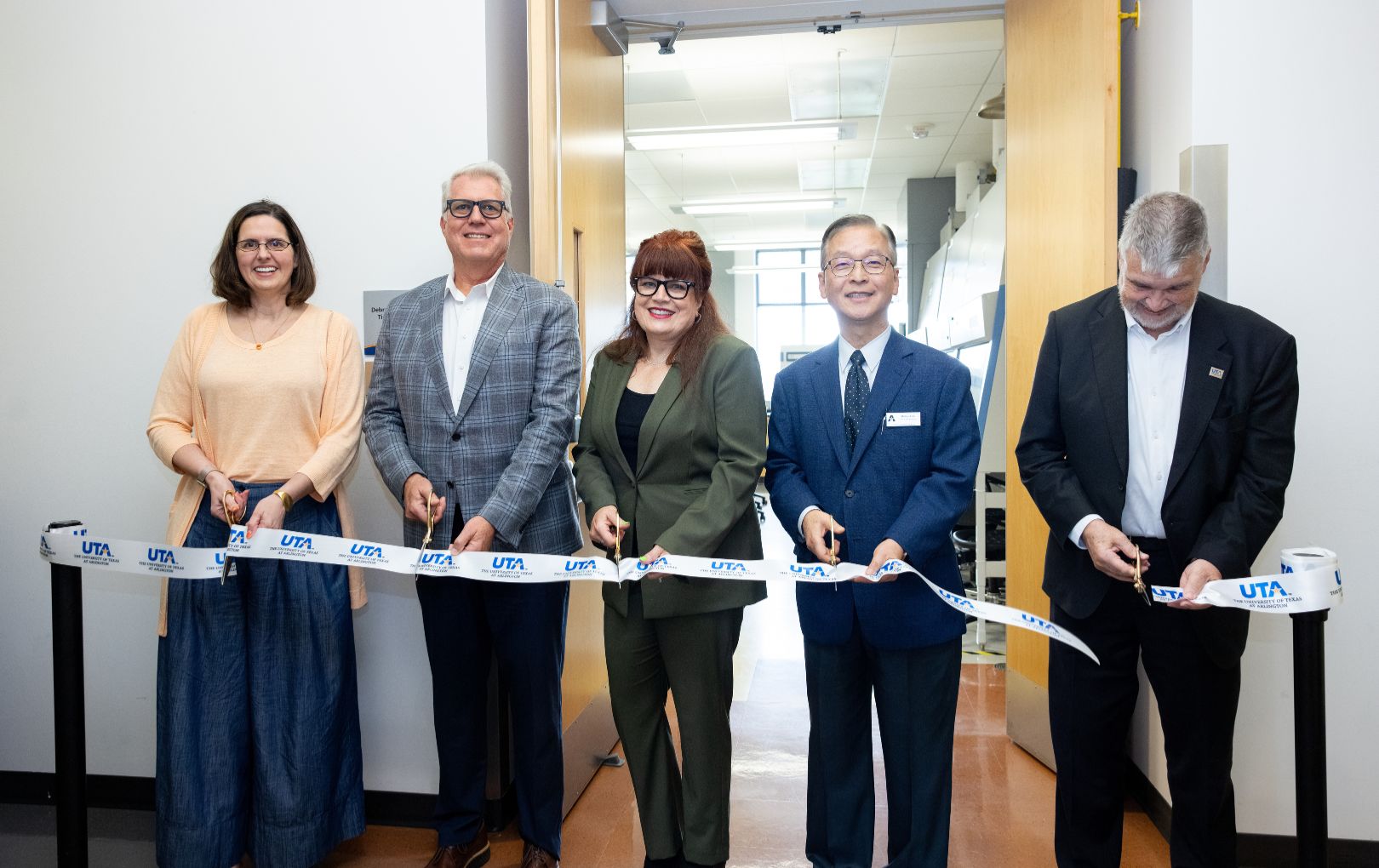 President Jennifer Cowley, Jon Weidanz, Debra Weidanz, Michael Cho, and Peter Crouch" style=" height:1020px; width:1620px" _languageinserted="true" src="https://cdn.prod.web.uta.edu/-/media/project/website/news/releases/2025/09/debra-jon-weidanz.jpg