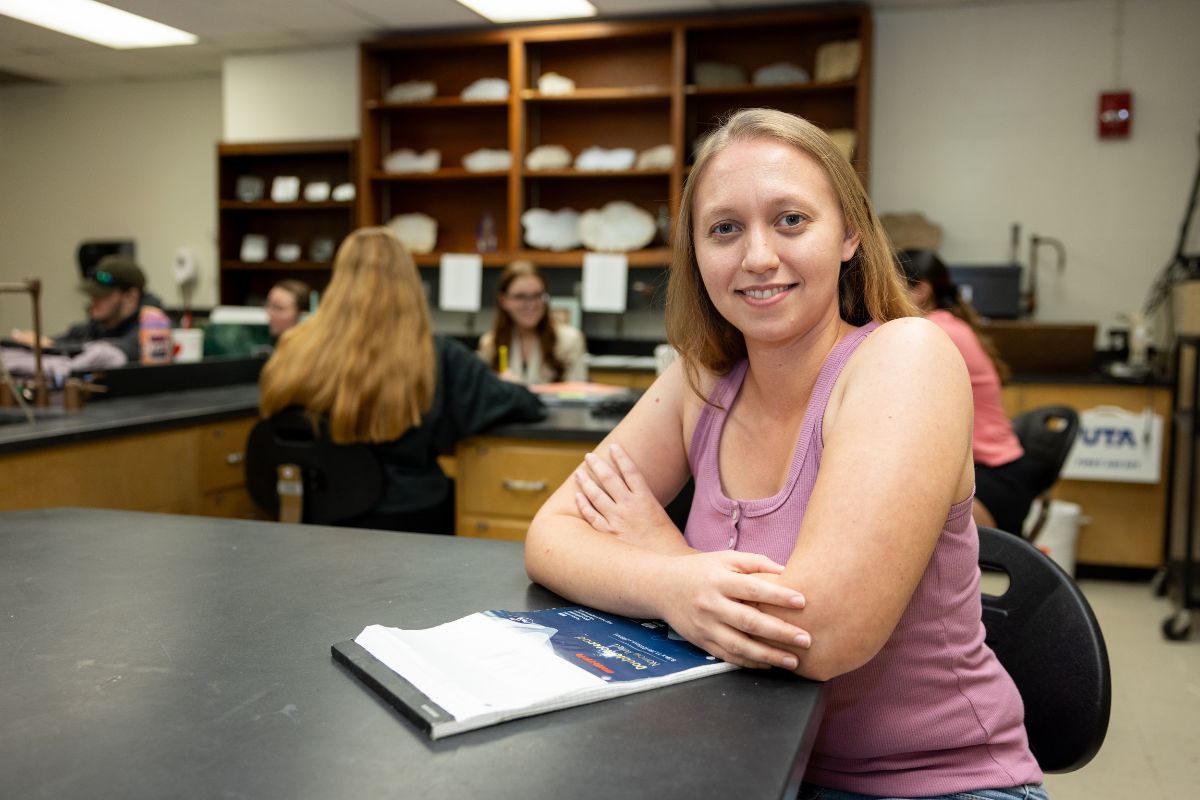 Sarah Ciuffetelli is in the forensic class looking into cold cases" style=" height:800px; width:1200px" _languageinserted="true" src="https://cdn.prod.web.uta.edu/-/media/project/website/news/releases/2025/10/apd-uta-2.jpg