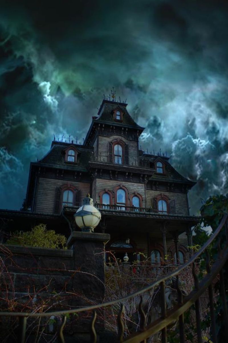 Stock imagae of a Victorian-style "haunted" house " style=" height:1200px; width:800px" _languageinserted="true" src="https://cdn.prod.web.uta.edu/-/media/project/website/news/releases/2025/10/halloween-inside.jpg
