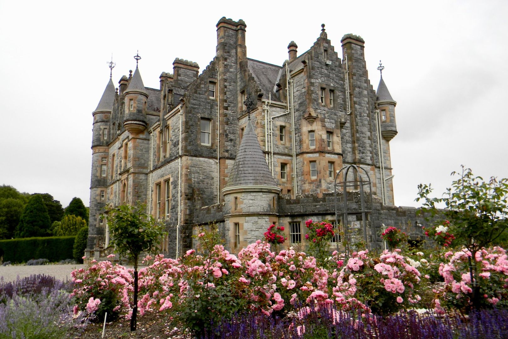 Image shows a Victorian-style house" style=" height:1080px; width:1620px" _languageinserted="true" src="https://cdn.prod.web.uta.edu/-/media/project/website/news/releases/2025/10/halloween-main.jpg