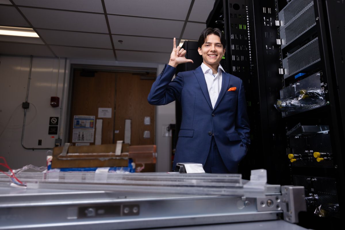 Jachin Ramirez, College of Engineering graduate" style=" height:800px; width:1200px" _languageinserted="true" src="https://cdn.prod.web.uta.edu/-/media/project/website/news/releases/2025/12/coe-dec-mavup-(1).jpg