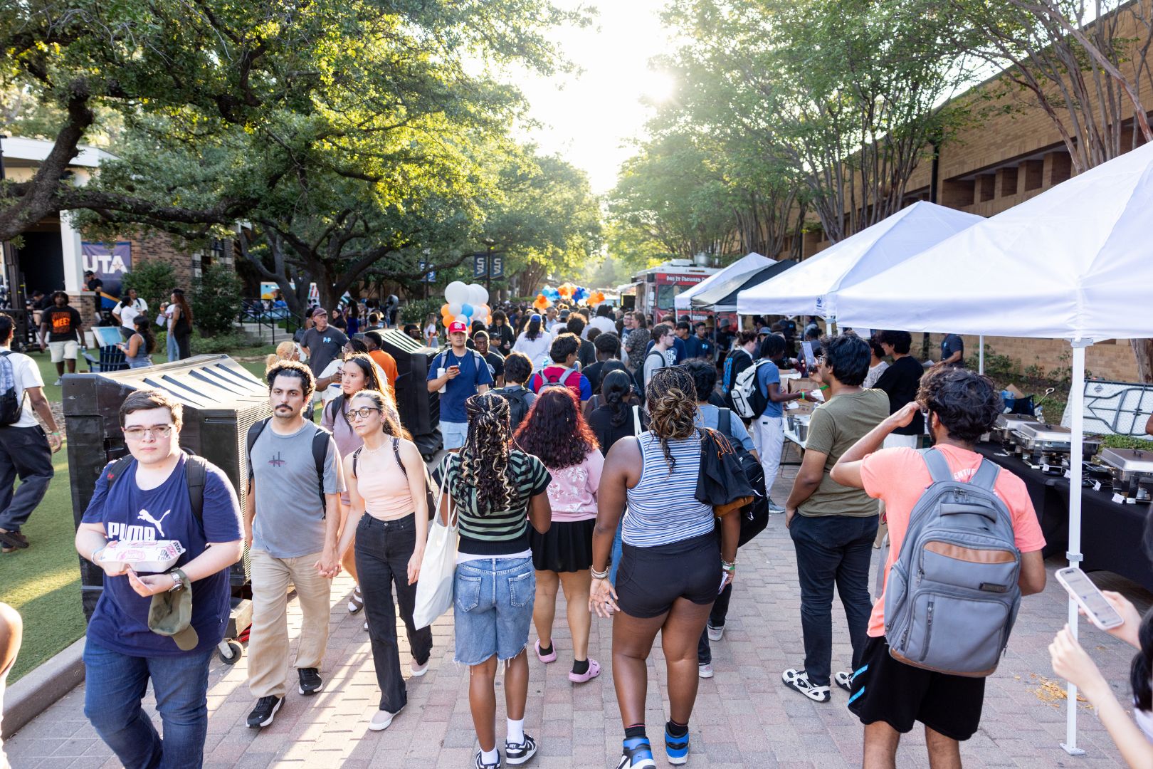 Students walk in front of Brazos Park during MavsMeet" style=" height:1080px; width:1620px" _languageinserted="true