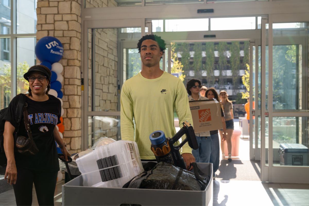 Move-In Day 2026" style=" height:800px; width:1200px" _languageinserted="true" src="https://cdn.prod.web.uta.edu/-/media/project/website/news/releases/2026/08/move-in-inside.jpg