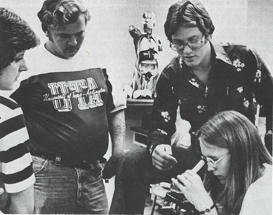 Students collaborate during a lab session in 1980.