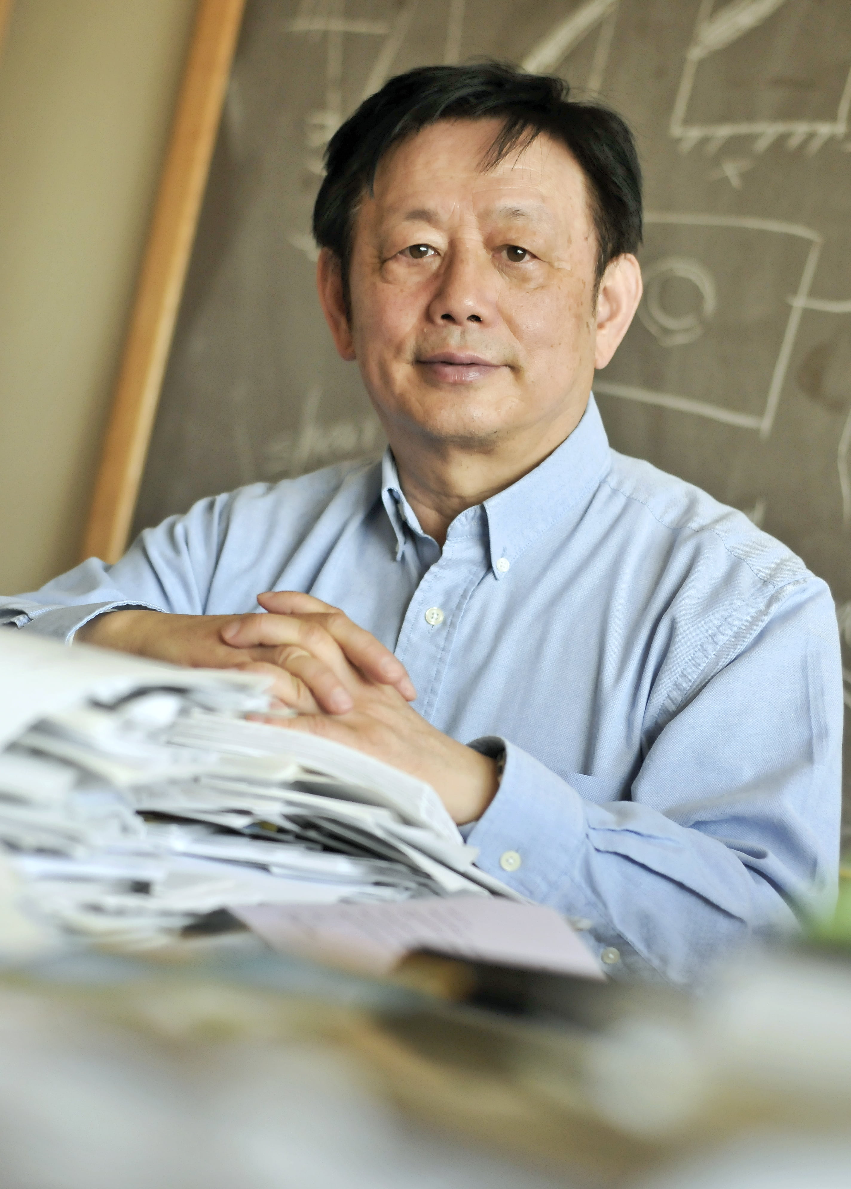 Portrait of UTA mathematics professor Chaoqun Liu in his office.