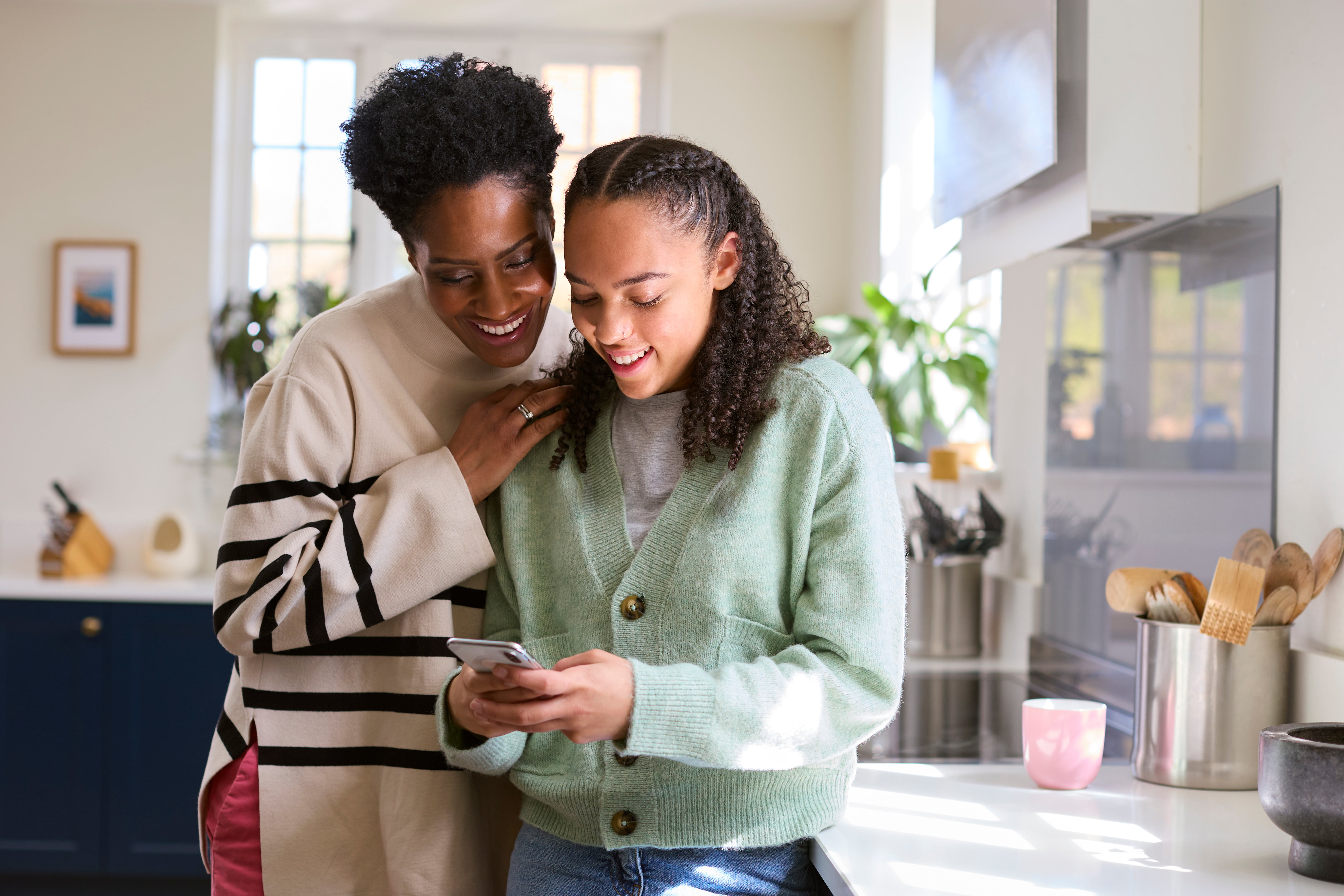 Mother talking with teenage daughter.