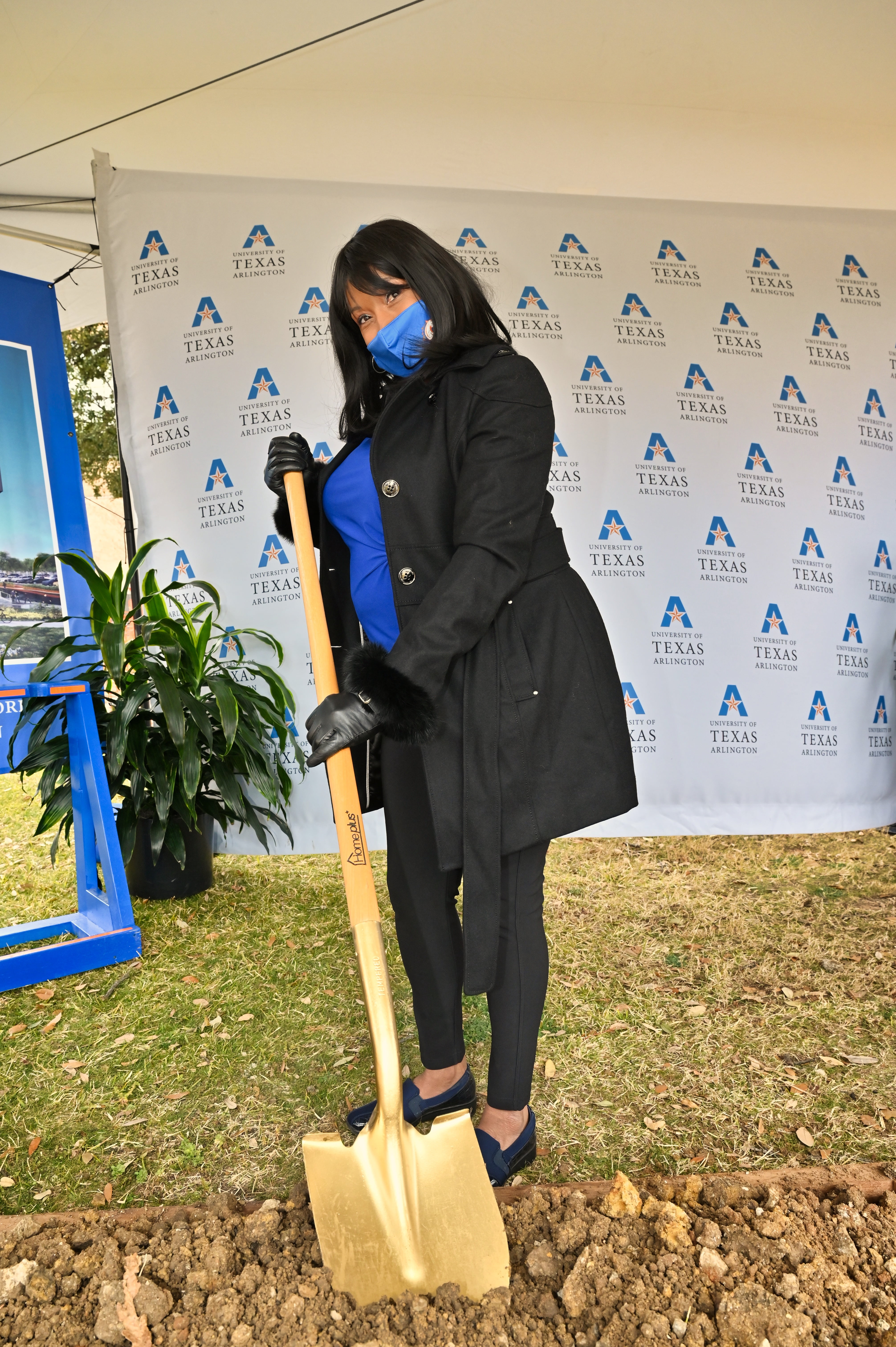 MSW student Lady Sarah Joseph, School of Social Work and the College of Nursing and Health Groundbreaking" src="https://cdn.prod.web.uta.edu/-/media/project/website/social-work/news/20210209_ssw_conhi-groundbreaking__0093.jpeg?la=en&h=452&w=300" title="Lady Sarah Joseph, MSW Student for the School of Social Work" _languageinserted="true