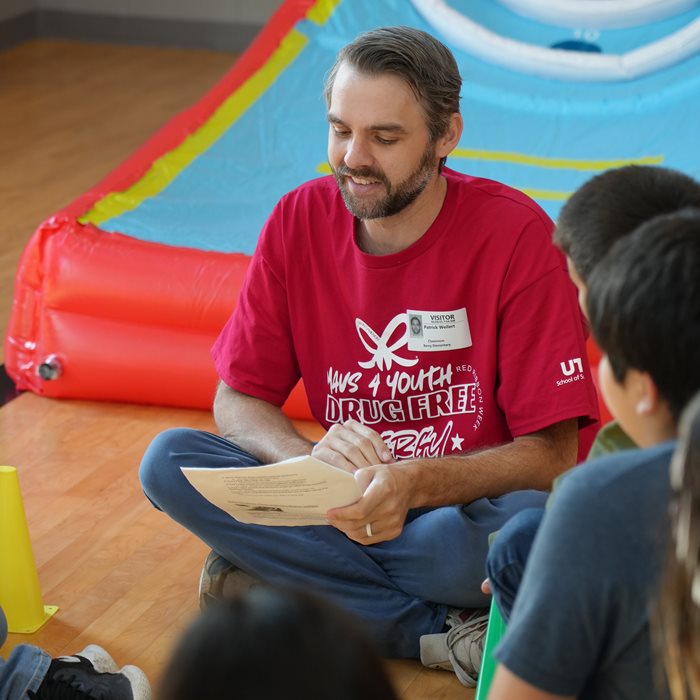 Patrick Weilert, Red Ribbon volunteer, leads an activity during the “Mavs for Youth” Red Ribbon event at Berry Elementary School. (Photo by Jaelon Jackson)