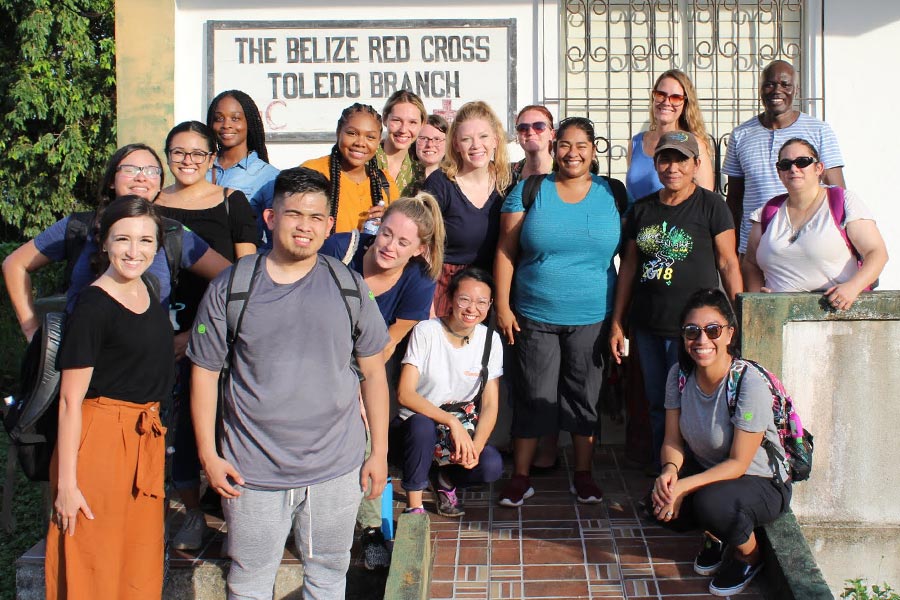 Group photo of UTA faculty and students in Belize.