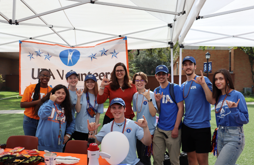 Picture of student volunteers with the uta president