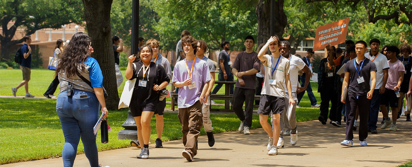 New Maverick Orientation students on campus tour
